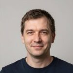 Счастливый клиент Кенджи, выигравший в лотерею 4D в Японии, демонстрирует уверенность и успех