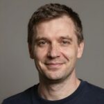 Улыбающийся клиент Mei в профессиональном портрете, подтверждающий надежность сервиса 日本彩票4D