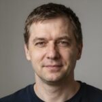 Улыбающийся клиент Дэвид, успешно использующий сервисы японской лотереи 4D для участия в розыгрышах